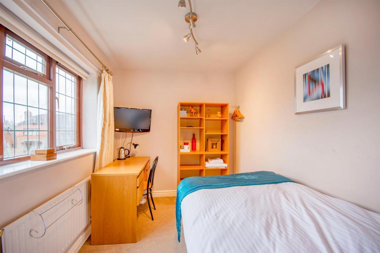 Ayuda House Hotel Altrincham Room photo