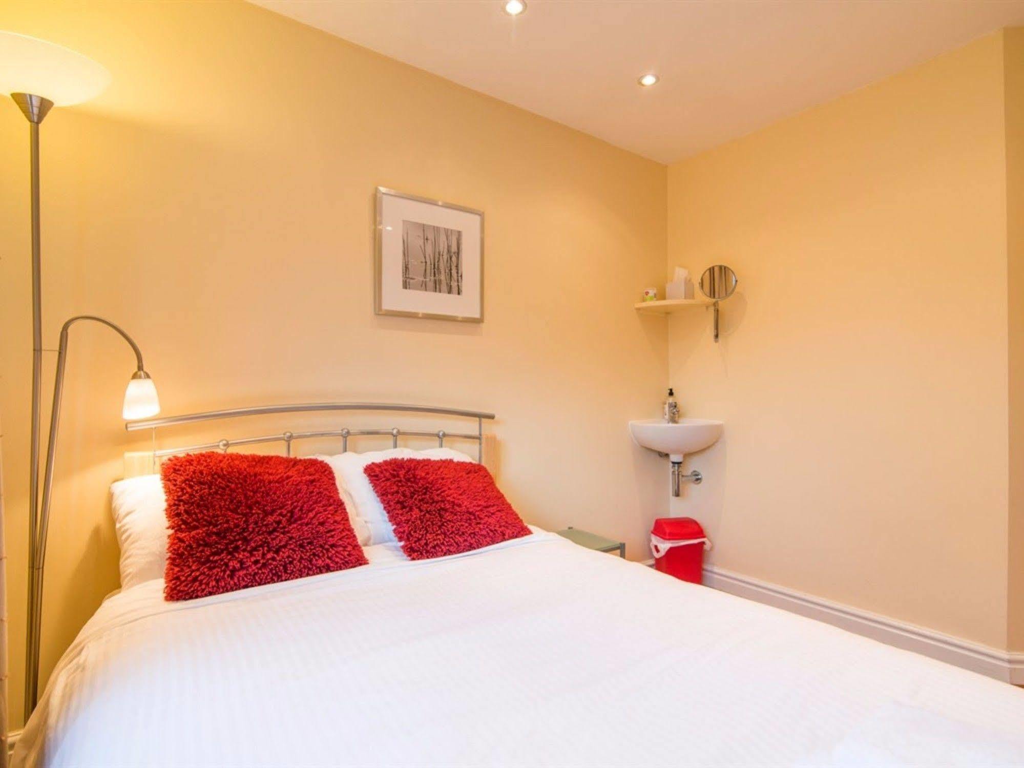 Ayuda House Hotel Altrincham Exterior photo